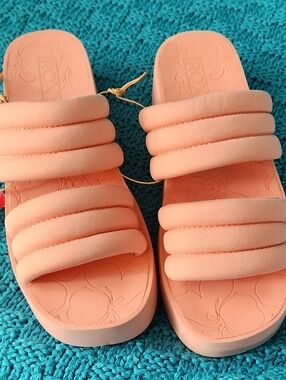 NWT Roxy Women's Totally Tubular Slip-on Slide Sandals Peach color Size 6